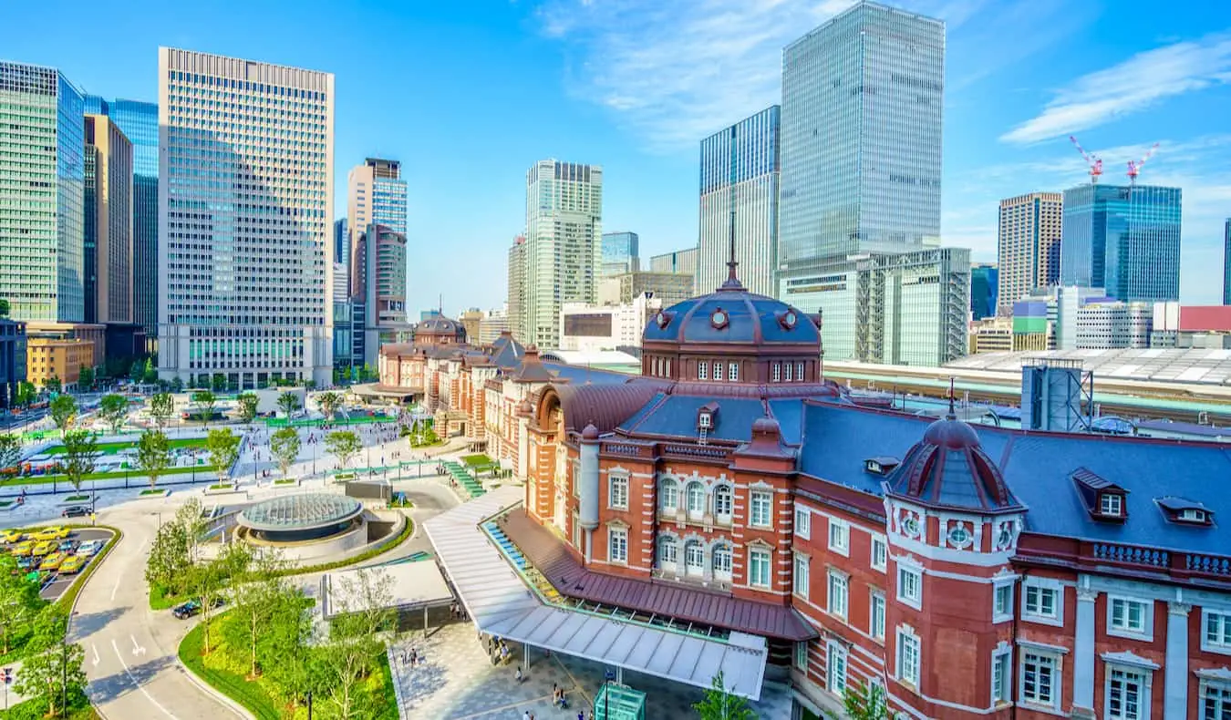 A histórica estação de metrô de Marunouchi, na ensolarada e movimentada Tóquio, Japão