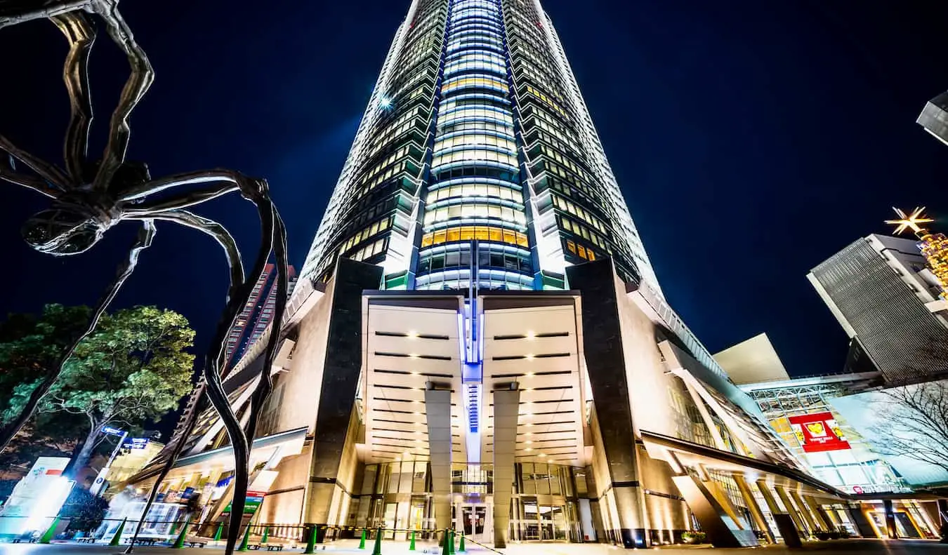 Um imponente arranha-céu no distrito de Roppongi, em Tóquio, Japão, à noite