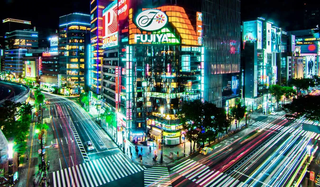 Carros viajando durante uma foto de longa exposição no bairro de Ginza, na movimentada Tóquio, Japão