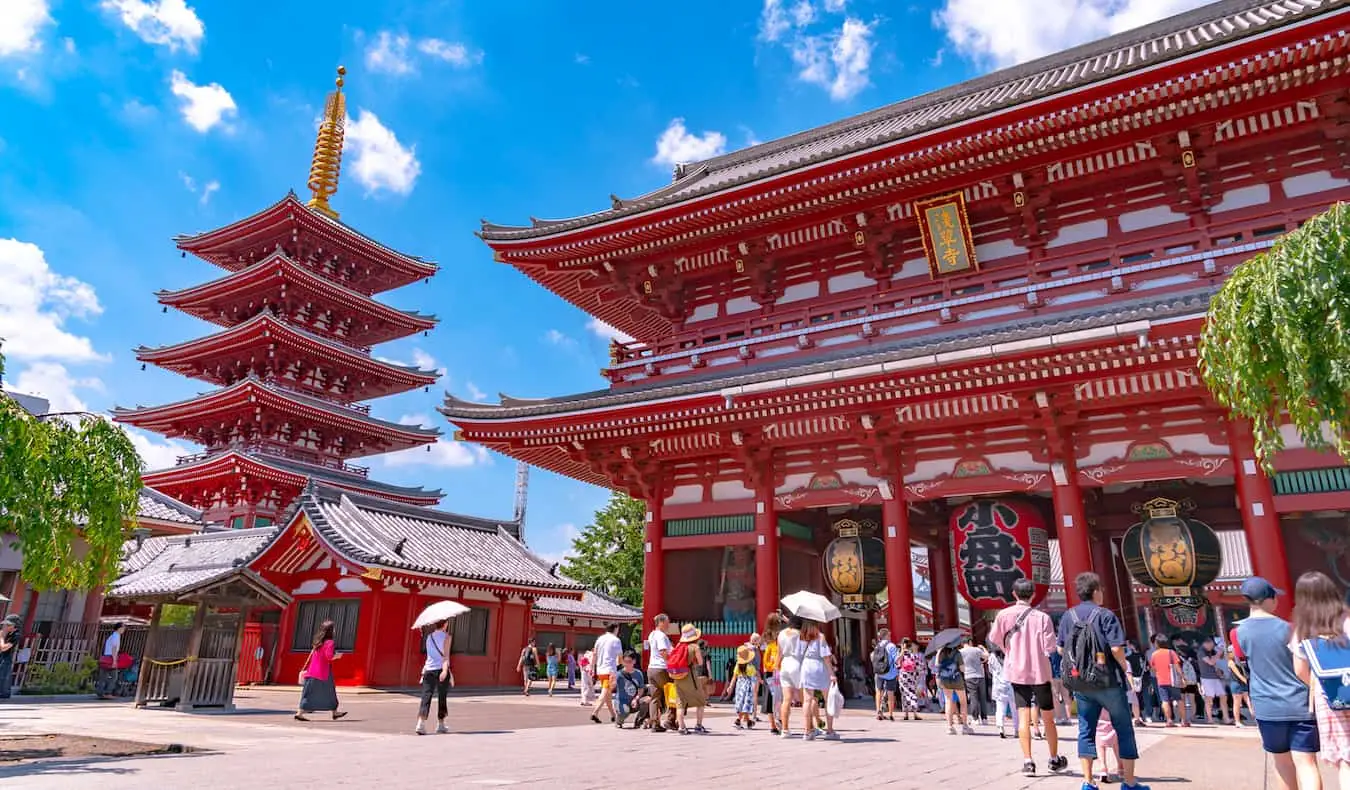 O famoso templo Sensoji durante um dia ensolarado na área de Asakusa, em Tóquio, Japão