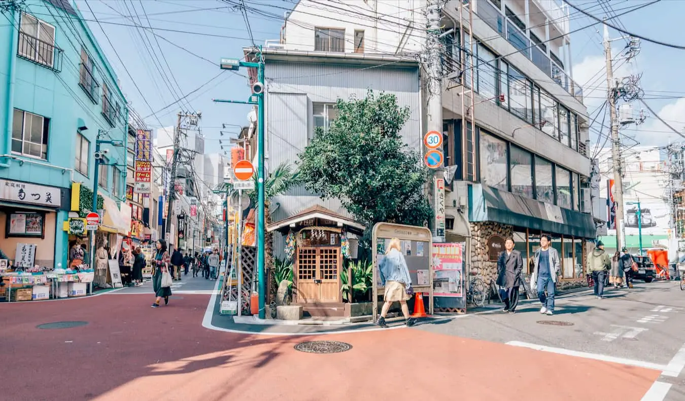 Um dia ensolarado em Shimokitazawa com pessoas andando e explorando Tóquio, Japão