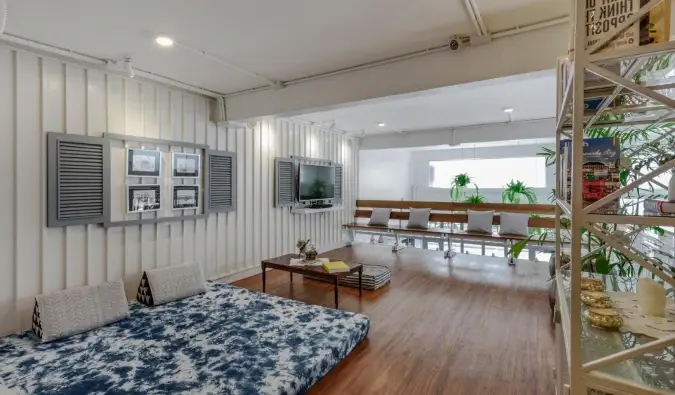 Espace commun avec des coins salons bas à l'étage de l'hôtel Quarter Bangkok Ratchathewi à Bangkok, Thaïlande