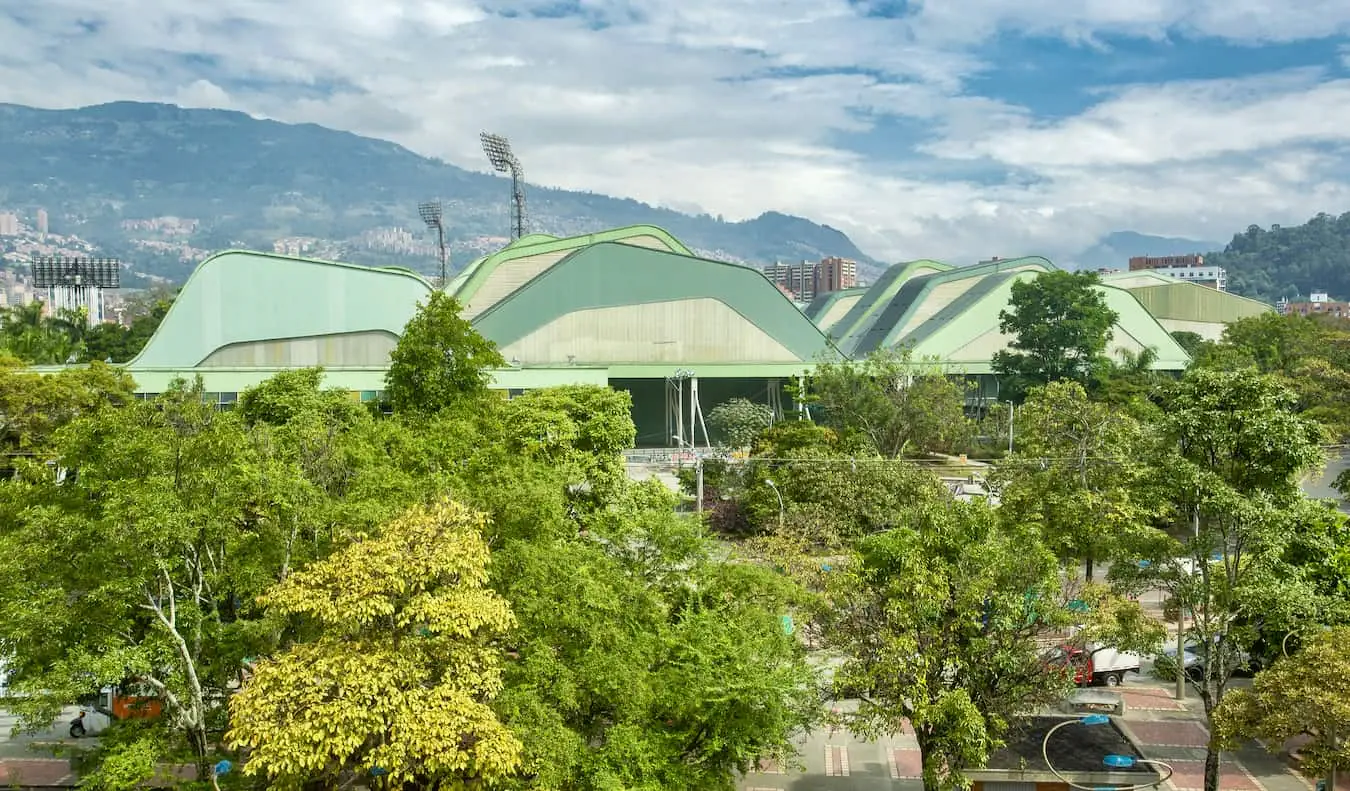 L'immense stade de football de Medellin, en Colombie, entouré de verdure