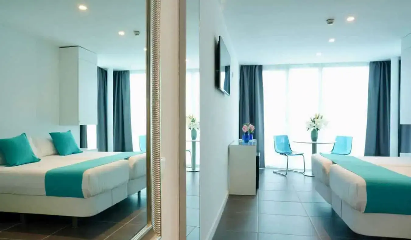 Une belle chambre avec des touches de couleurs vives à l'Hôtel 54 à Barcelone, Espagne