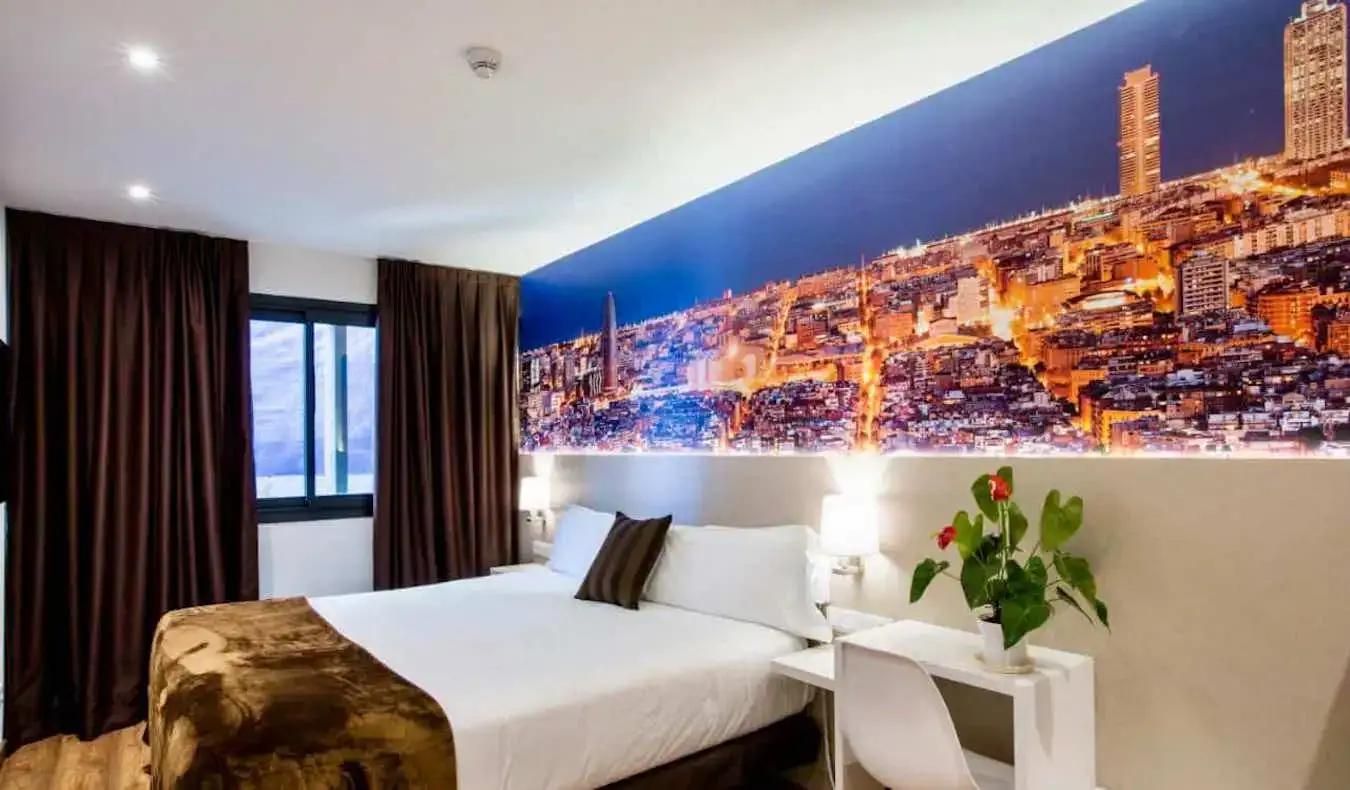 Une grande chambre d'hôtel avec une grande photographie de la ville à l'hôtel BestPrice à Barcelone, Espagne