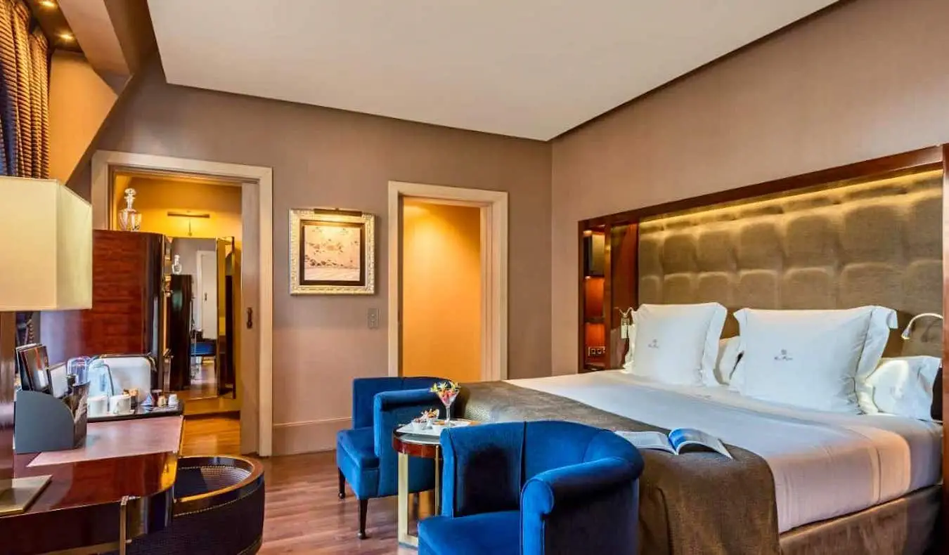 Une chambre d'hôtel luxueuse et spacieuse à l'hôtel Casa Fuster G.L. Monumento à Barcelone, Espagne