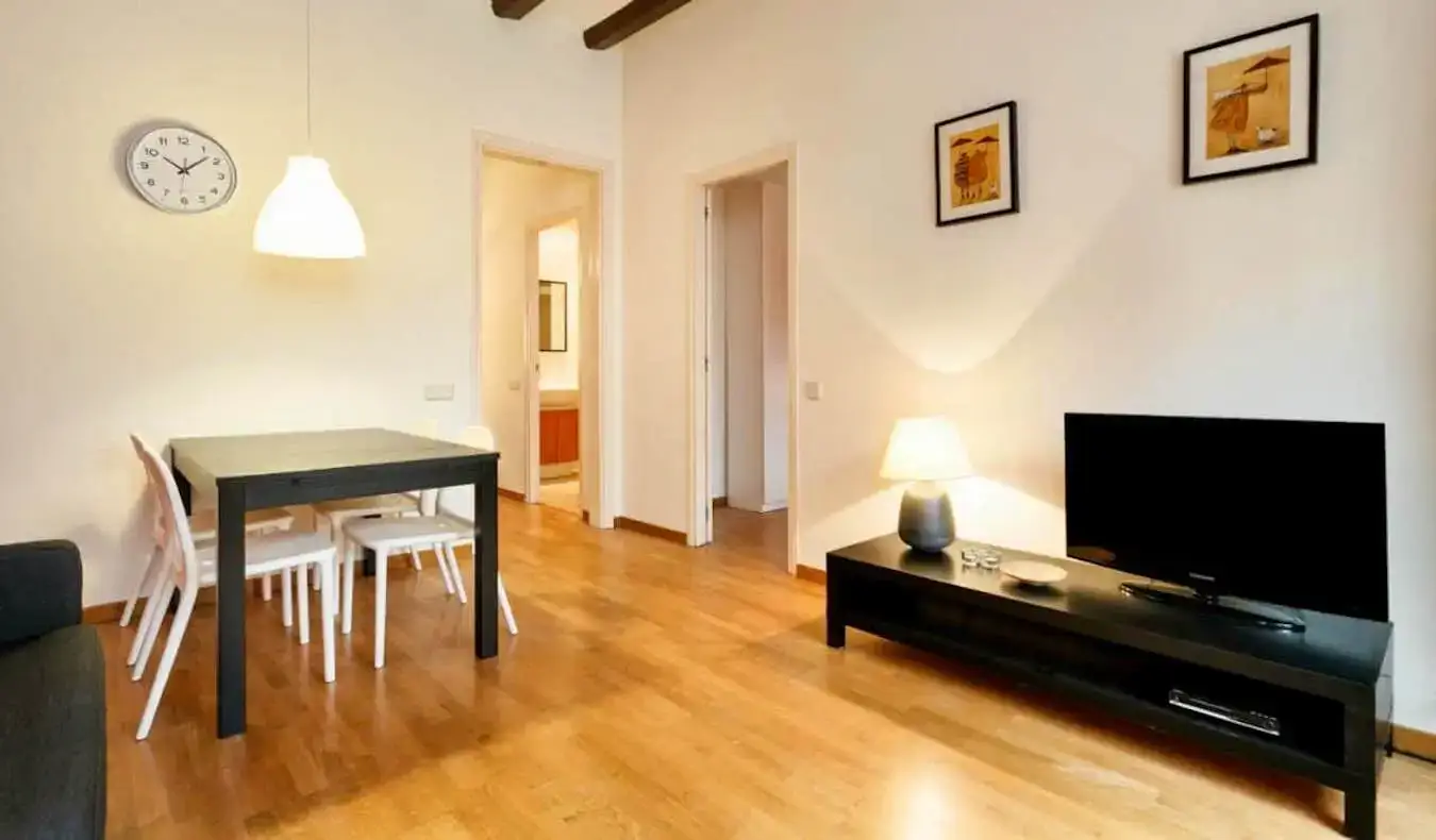 Un salon simple et lumineux dans un hôtel de style appartement à Barcelone, en Espagne