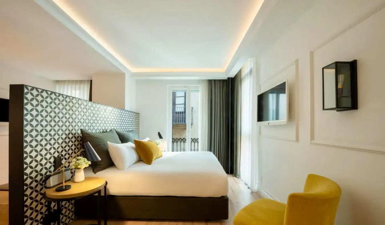 Un grand lit dans une chambre d'hôtel confortable à Serras à Barcelone, Espagne