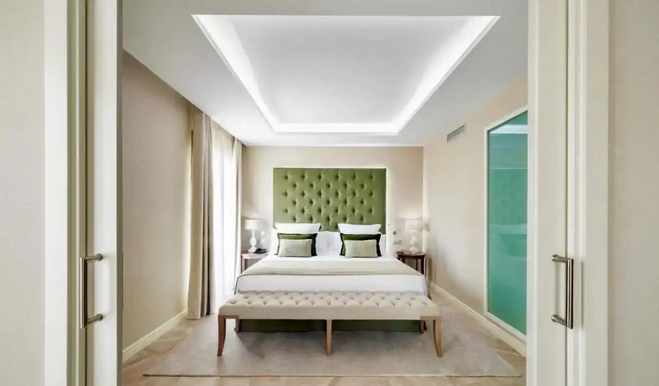 Une chambre d'hôtel calme et minimaliste à l'Hôtel Colon à Barcelone, Espagne