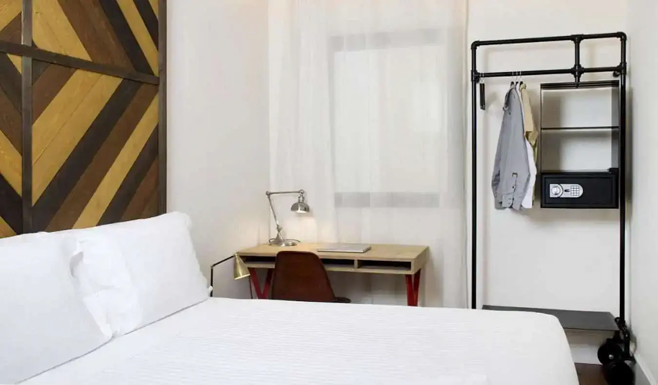 Une chambre d'hôtel petite mais bien rangée avec beaucoup de lumière naturelle à Barcelone, en Espagne