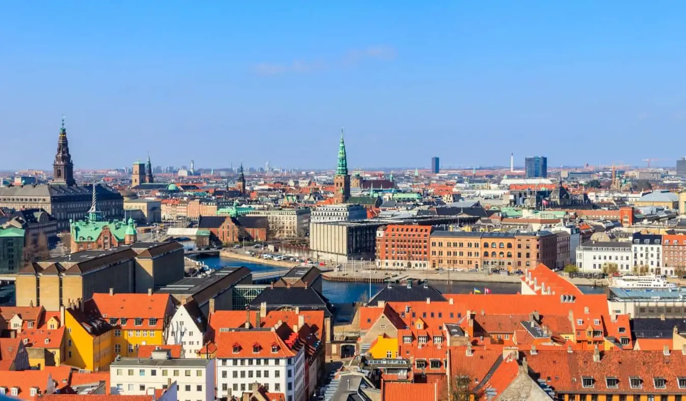 Vue aérienne de Copenhague, au Danemark, avec des toits rouges, un canal et des clochers d'église qui parsèment le paysage urbain