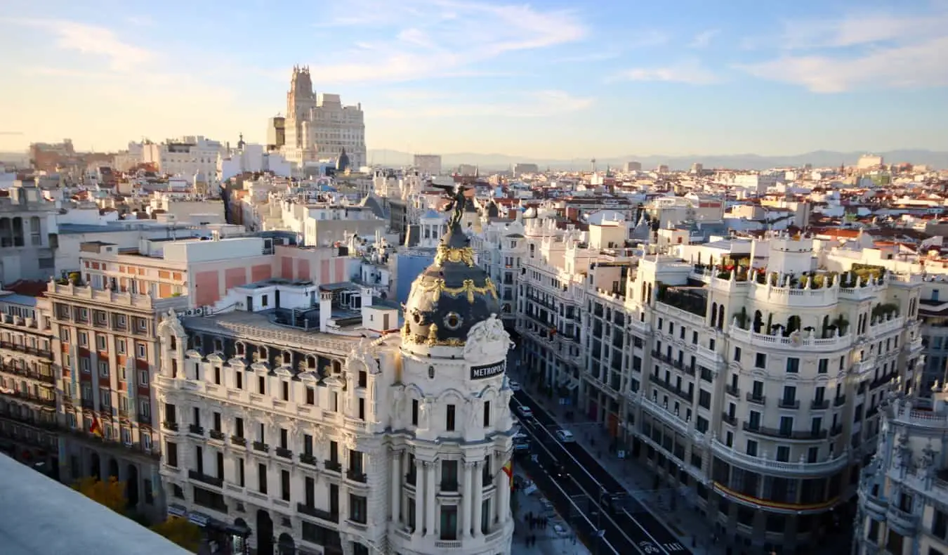 Le centre-ville historique et les toits de Madrid, en Espagne, par une belle journée