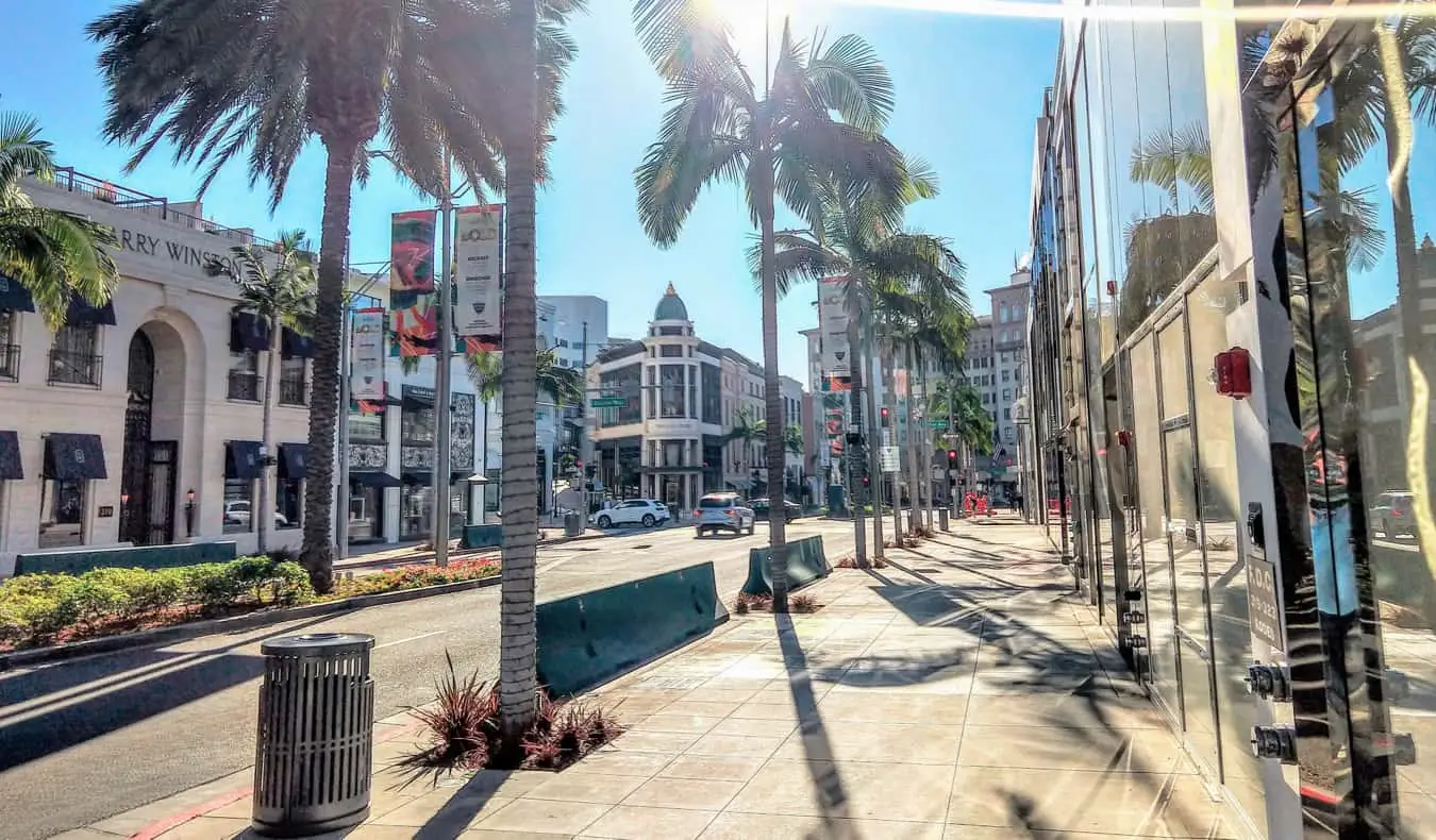 Une rue commerçante luxueuse à Beverly Hills, Los Angeles, lors d'une journée d'été ensoleillée