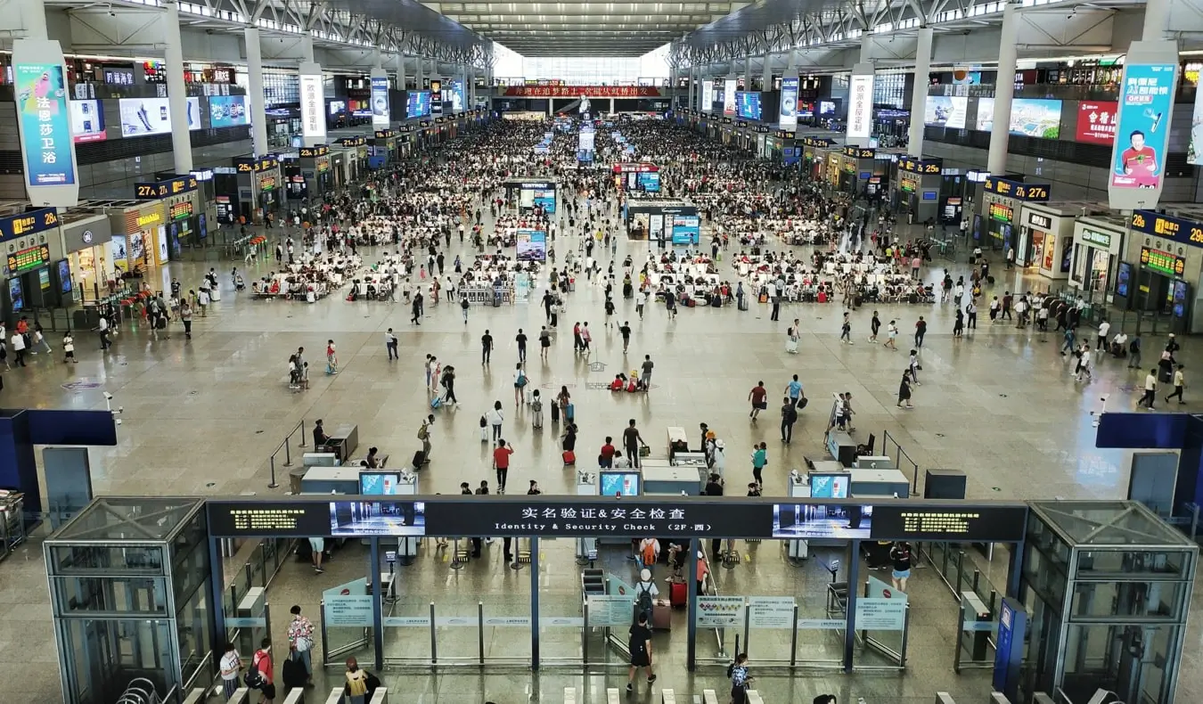 Um movimentado terminal de aeroporto cheio de viajantes agitados