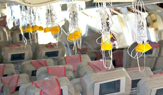 Quando seu avião cai 20.000 pés e as máscaras de oxigênio caem