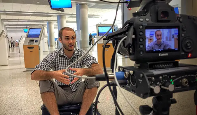 Scott filme une interview télévisée dans un aéroport vide