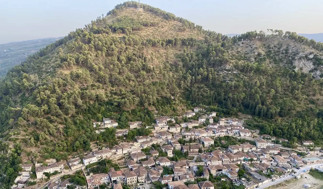 Un sat mic cuibarit de un munte din Albania