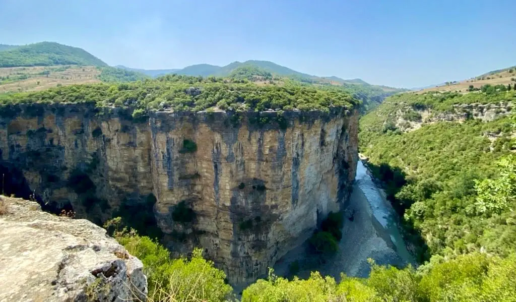 O stâncă înaltă lângă un râu din Albania