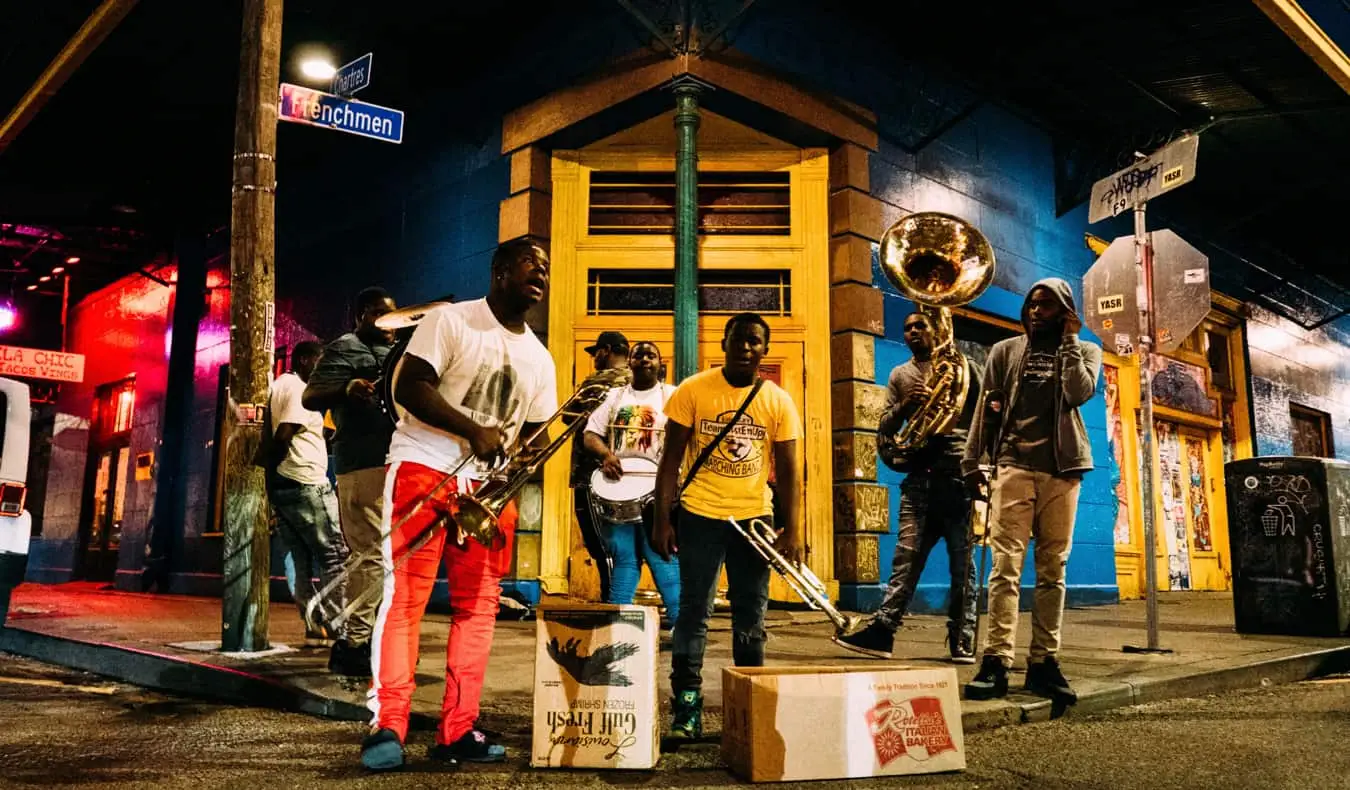 Un groupe jouant de la musique à l'extérieur à la Nouvelle-Orléans