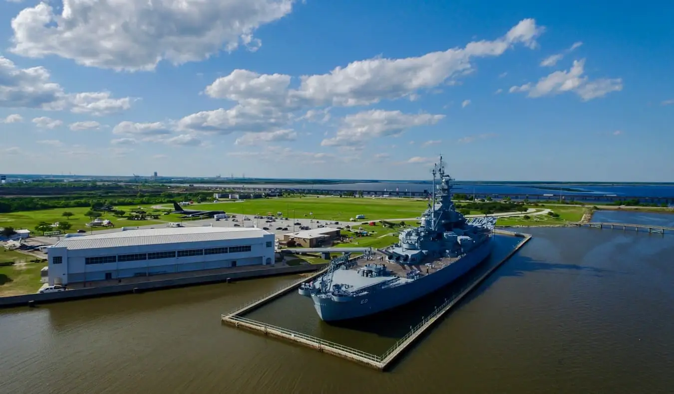 Un énorme porte-avions amarré près de Mobile, en Alabama