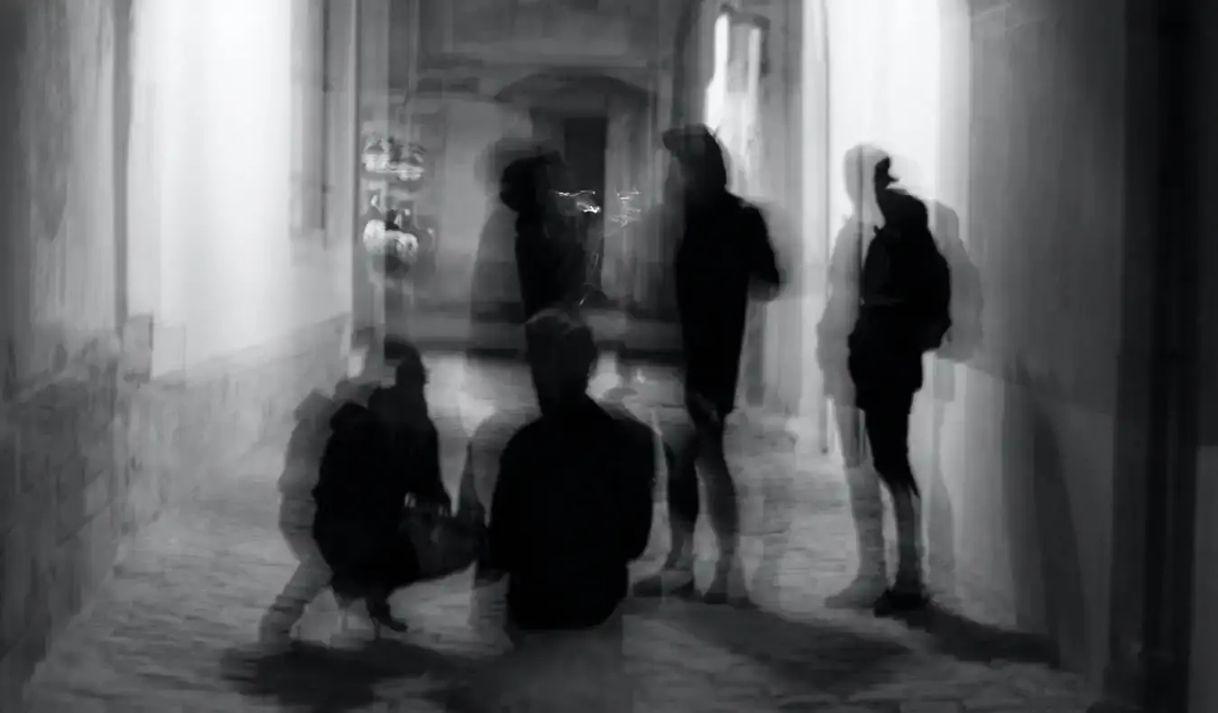 Uma foto de longa exposição fazendo os pedestres parecerem fantasmas