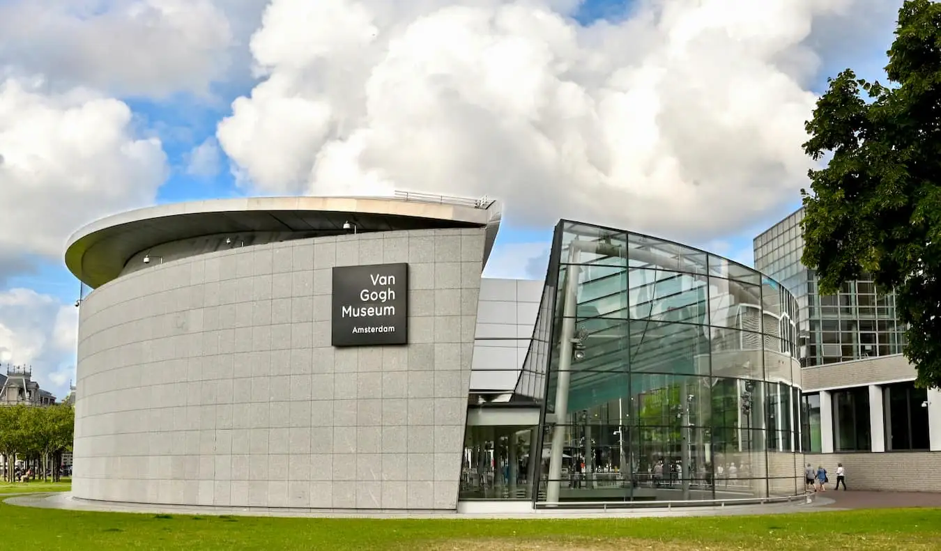 O exterior do famoso museu Van Gogh na bela Amsterdã, Holanda