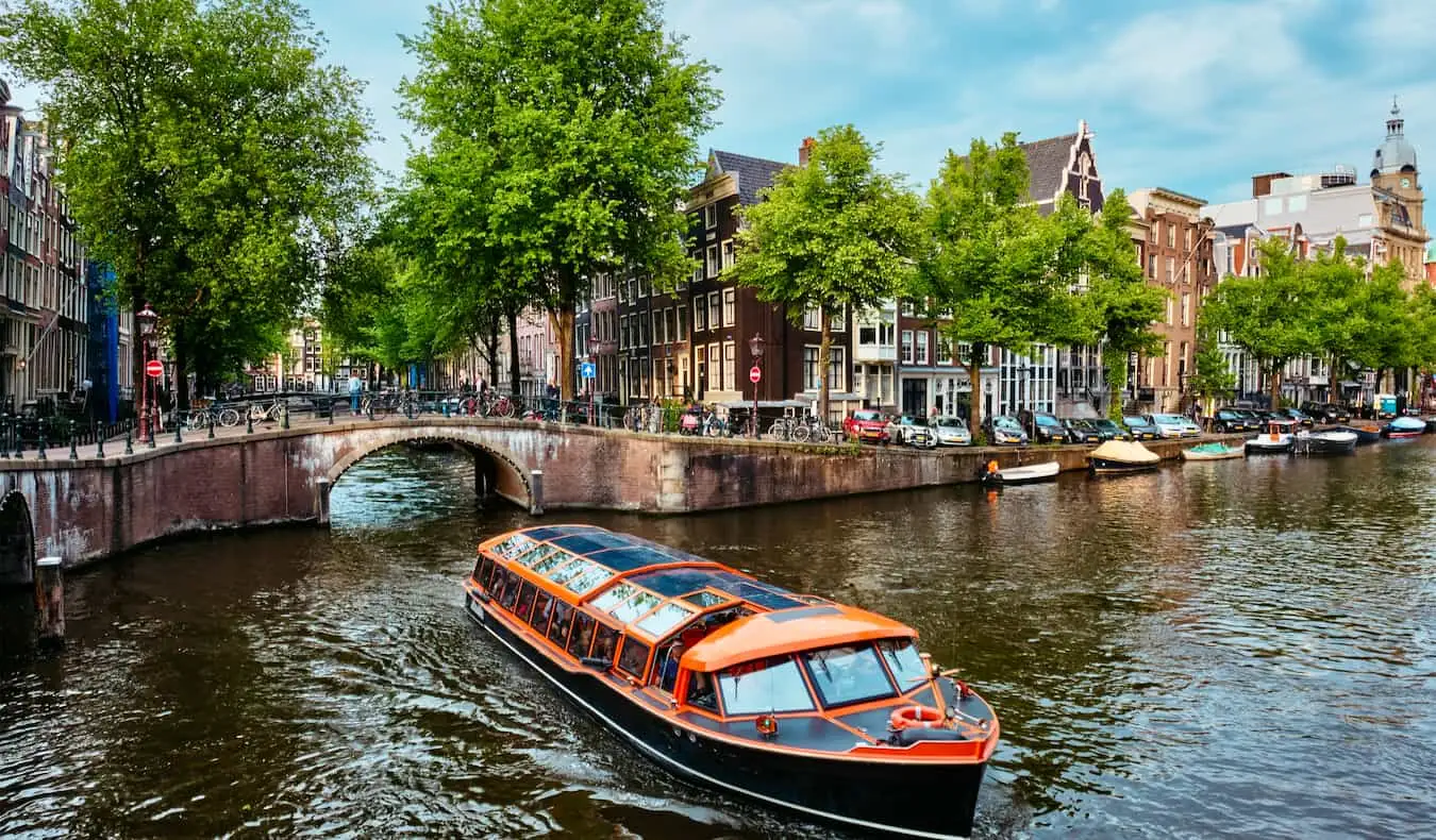 Um passeio de barco pelos canais de Amsterdã em um dia ensolarado