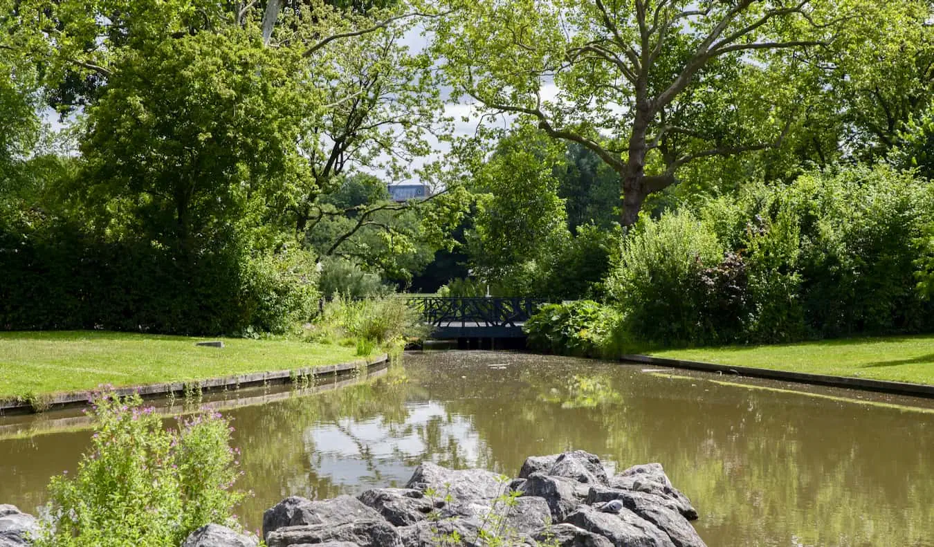 O relaxante e exuberante Oosterpark na ensolarada Amsterdã, Holanda