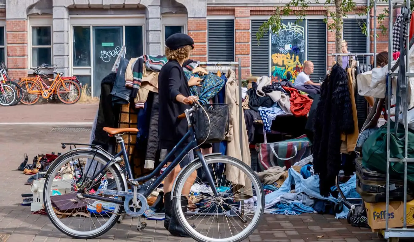 Livros e roupas à venda no Waterlooplein Flea Market em Amsterdã, Holanda