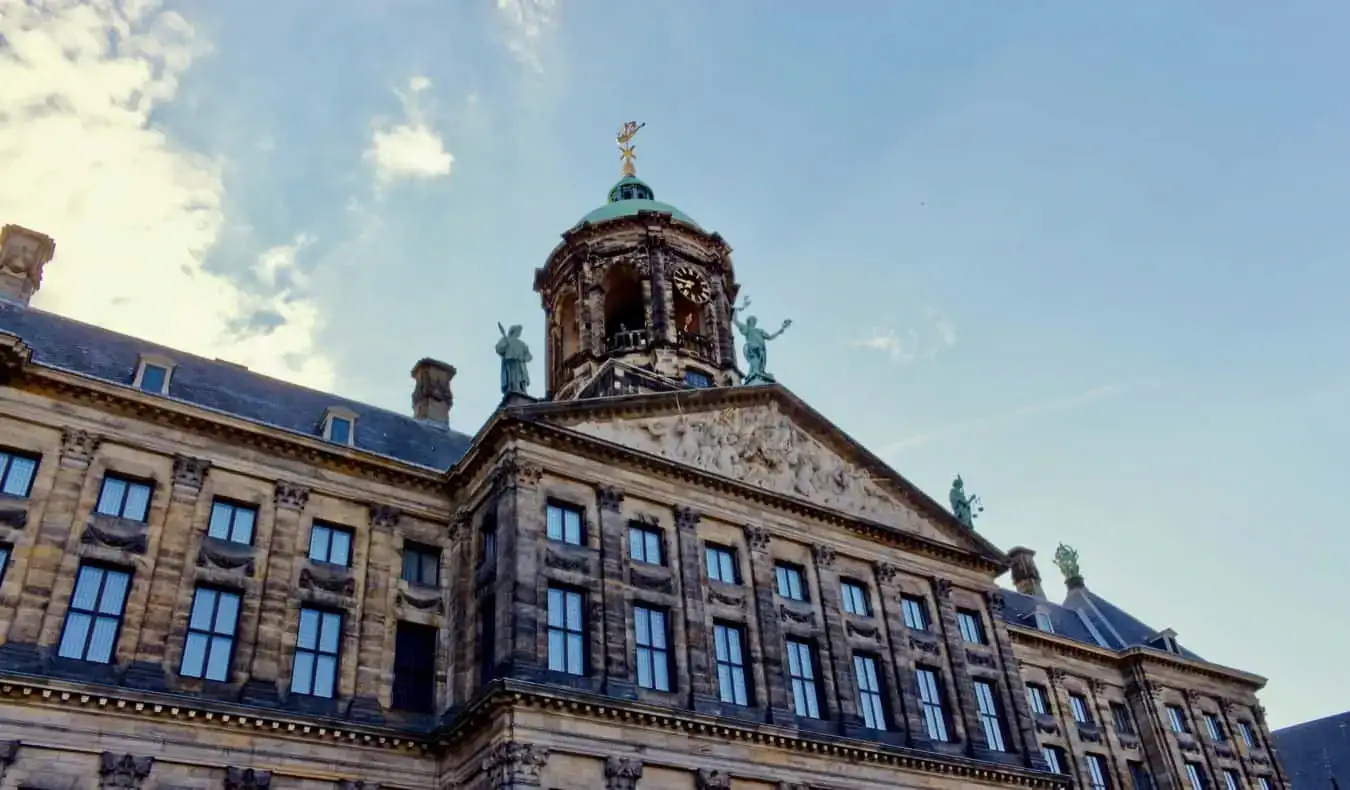 O exterior do Palácio Real de Amsterdã, Holanda