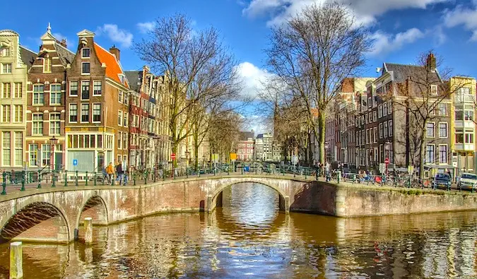 Amsterdam, Hollanda'da tarihi bir kanal boyunca uzanan renkli şehir evleri