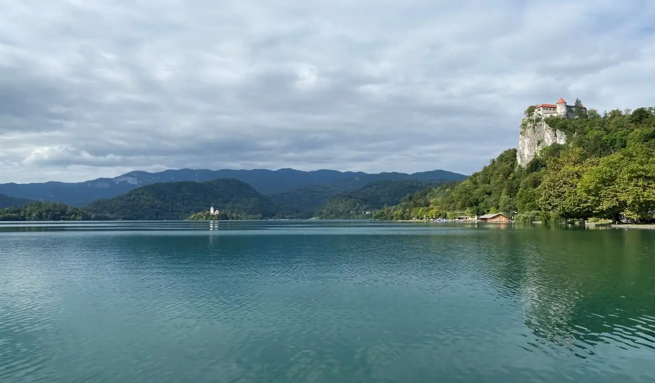 성 및 산을 배경으로 슬로베니아의 블레드 호수(Lake Bled)를 감상하실 수 있습니다.