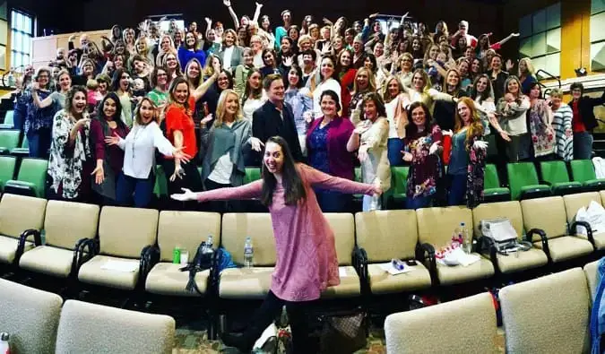 A autora de best-sellers Vanessa Van Edwards posando com seu público