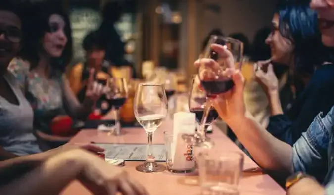 amigos comendo em um restaurante