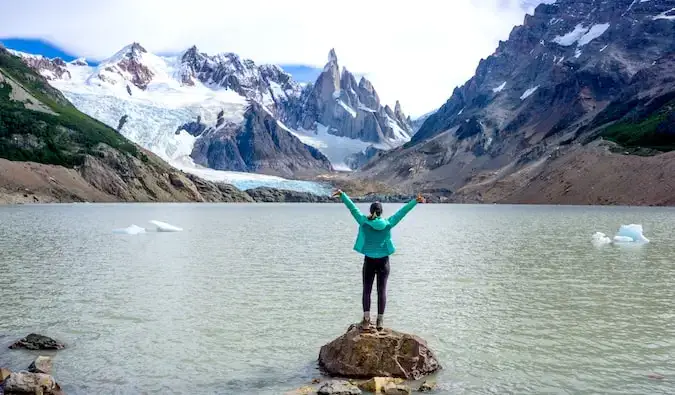 Kristin Addis stojí na kameni ve vodách Cerro Torre v Patagonii
