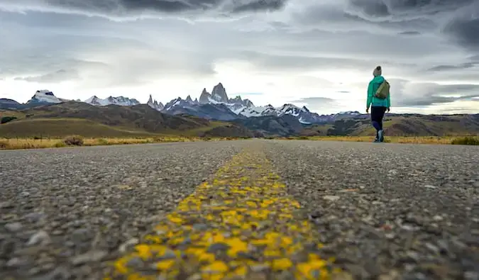 Stojící na Ruta 40 kousek od El Chaltén v Patagonii s horami v dálce