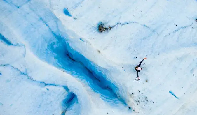 Záběr z dronu na Kristin Addis stojící na ledovci Exploradores v Patagonii