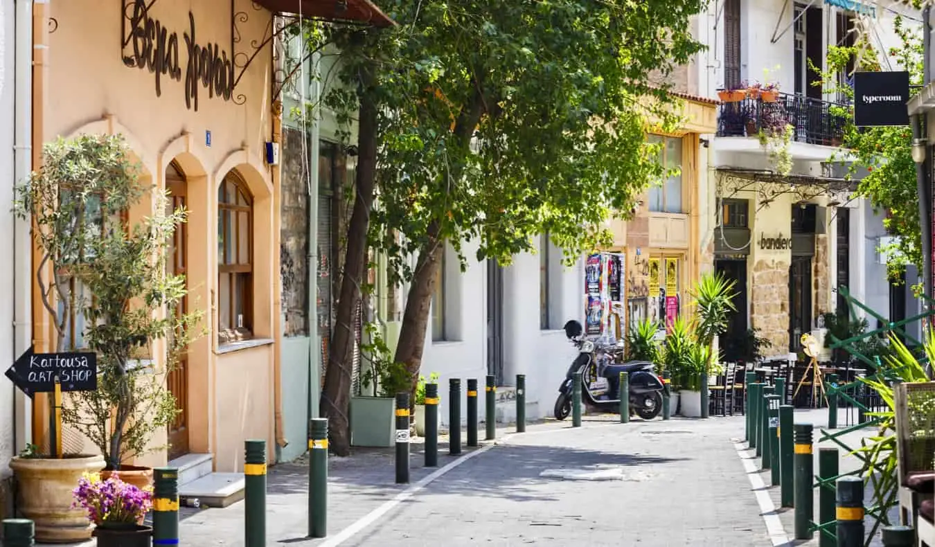 Une rue calme et vide par une journée ensoleillée dans le quartier de Psyrri à Athènes, Grèce