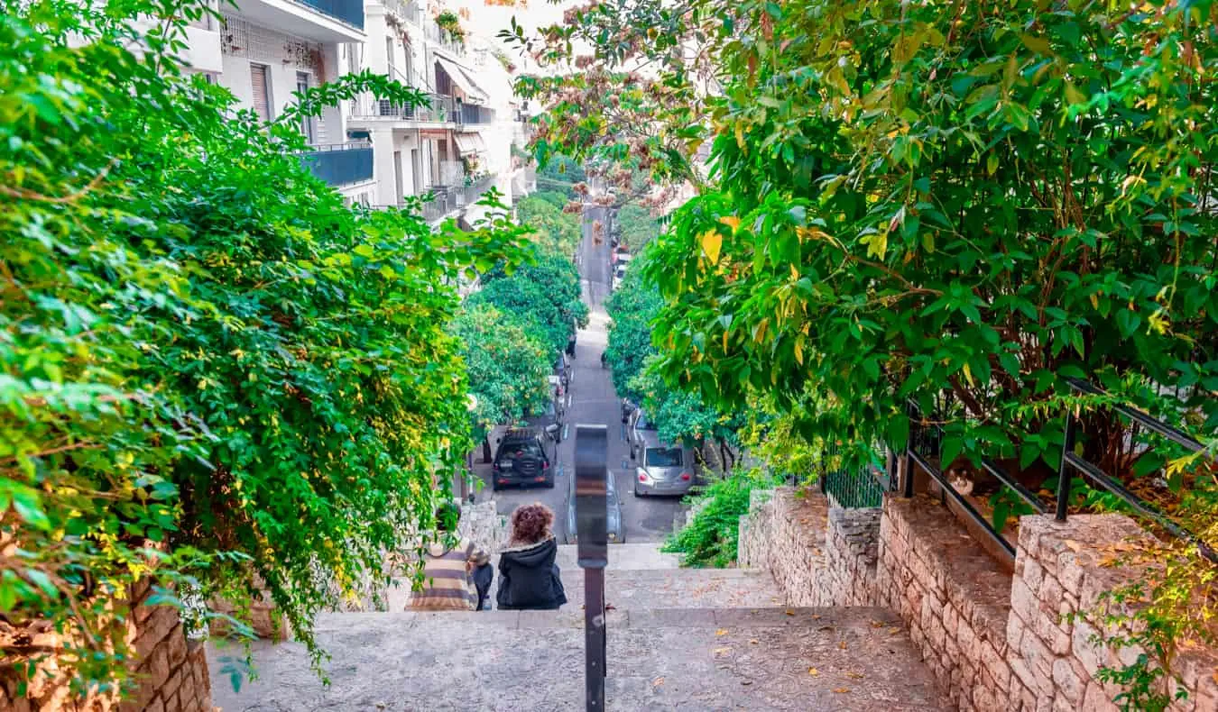 Verdure luxuriante autour d'une allée étroite dans le quartier de Kolonaki à Athènes, Grèce