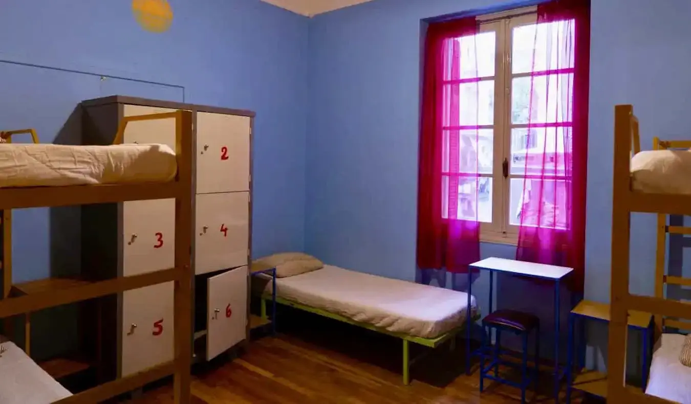 Um pequeno dormitório com armários no Pagration Youth Hostel em Atenas, Grécia