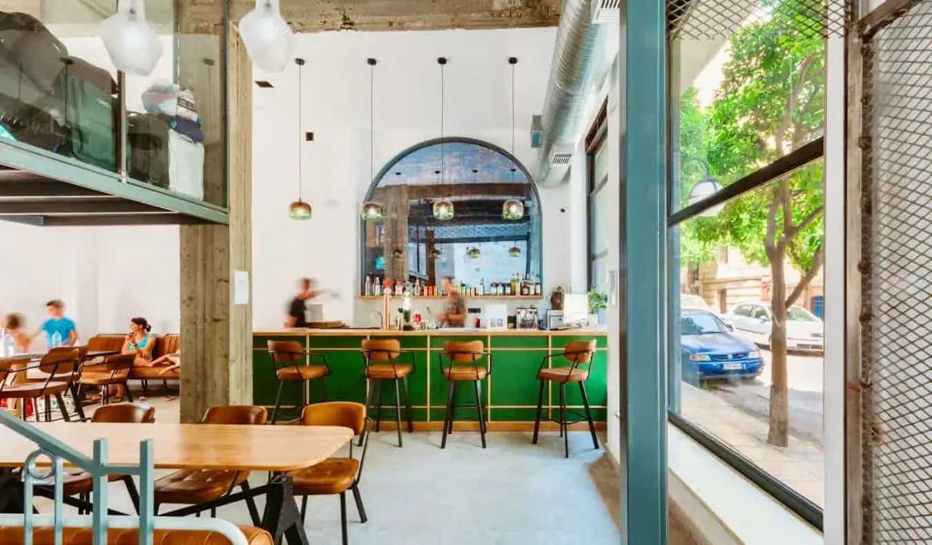 Um pequeno café e área comum no hsotel Athens Backpackers em Atenas, Grécia