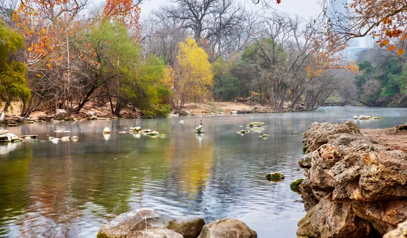 Un petit ruisseau dans Zilker Park à Austin, Texas