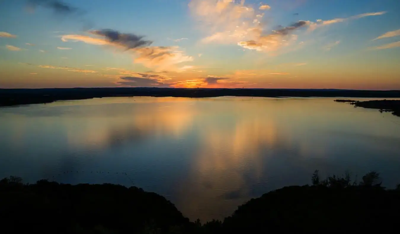 Les eaux calmes du lac Travis près d'Austin, Texas