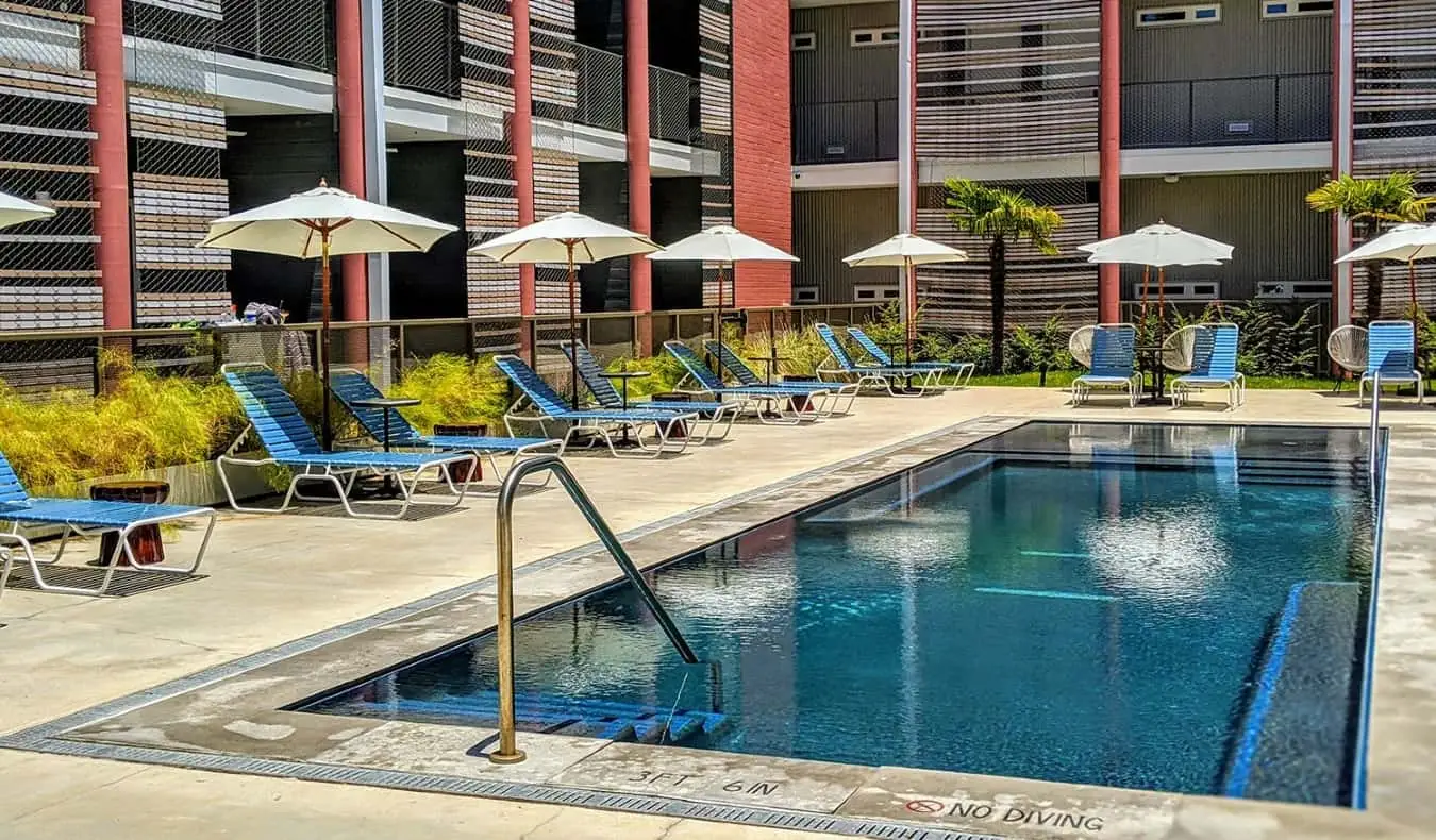 Malý venkovní bazén obklopený lehátky v hotelu East Austin