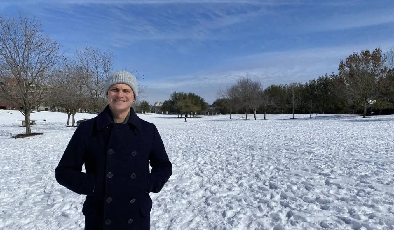 Nomadic Matt dans la neige pendant la tempête de neige au Texas