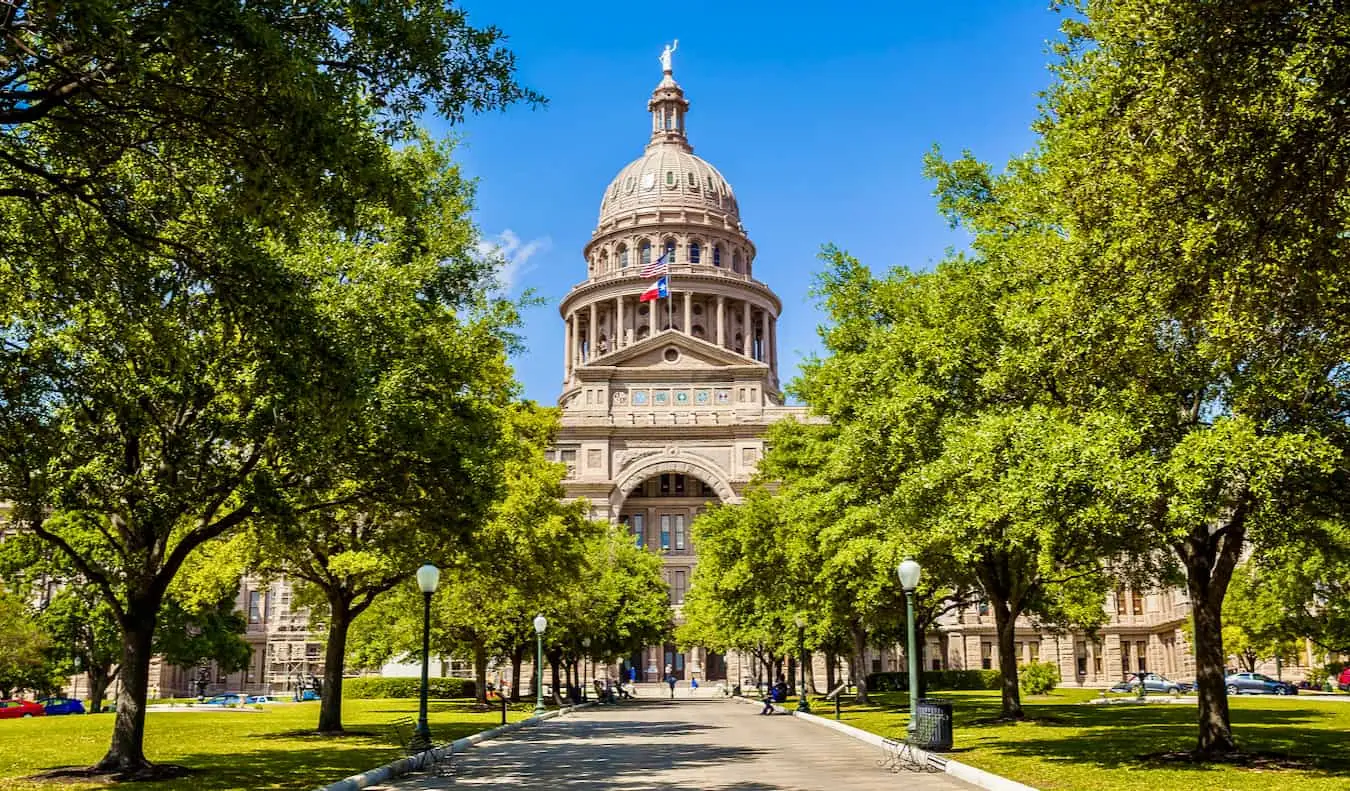 Le bâtiment du Capitole de l'État entouré d'arbres et de verdure à Austin, Texas