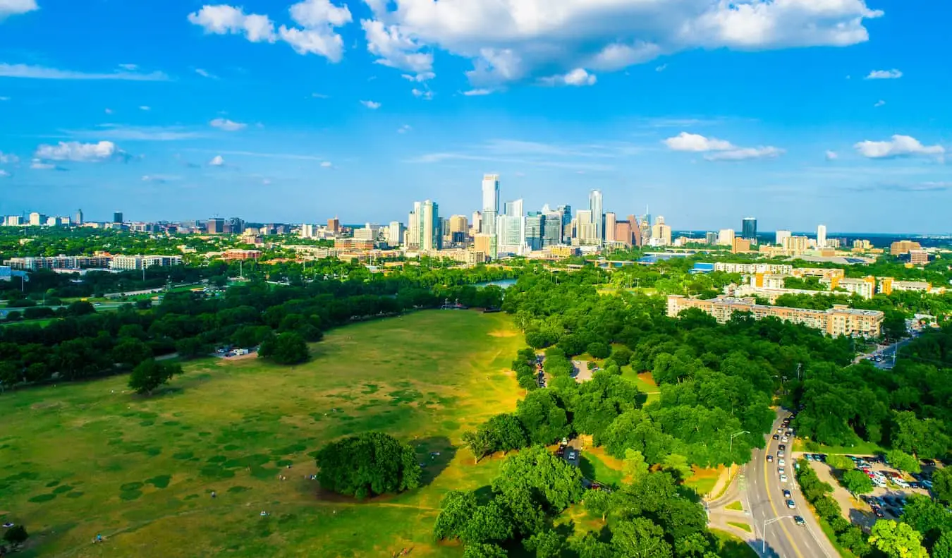 Le parc Zilker, luxuriant et tentaculaire, à Austin, au Texas, vu d'en haut