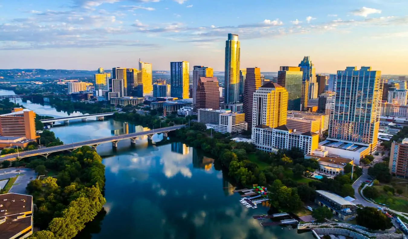 Une vue aérienne du centre-ville d'Austin, au Texas, pendant l'heure d'or, avec de grands gratte-ciel au bord de l'eau