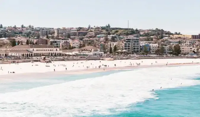 Les gens se détendent et profitent du temps à Bondi Beach, Australie