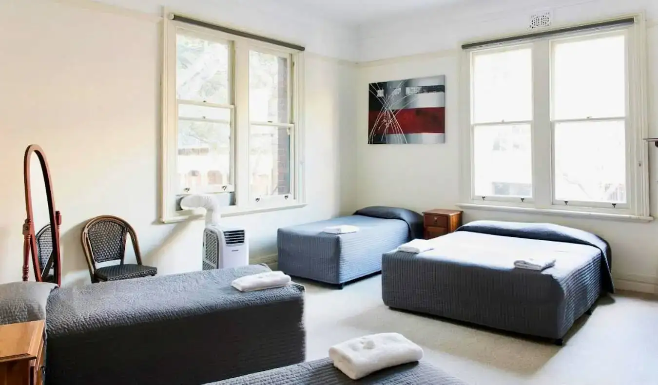 Um quarto de hotel grande e espaçoso no Mercantile Hotel em Sydney, Austrália
